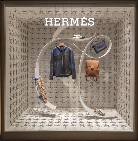 Vitrine Hermès sophistiqué qui met en avant la beauté du produit